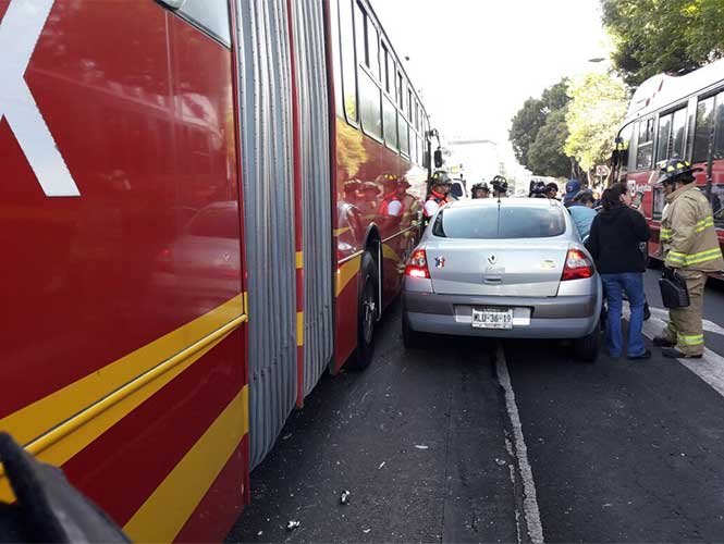 Choque entre Metrobús y auto deja dos lesionados en Insurgentes - choque-metrobus-insurgentes-1