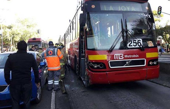 Choque entre Metrobús y auto deja dos lesionados en Insurgentes Choque entre Metrobús y auto deja dos lesionados en Insurgentes