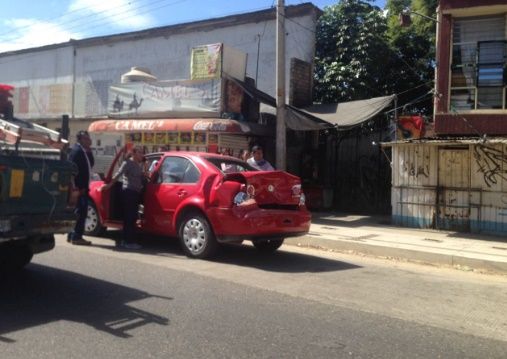 Camión de volteo impacta vehículo en Oaxaca