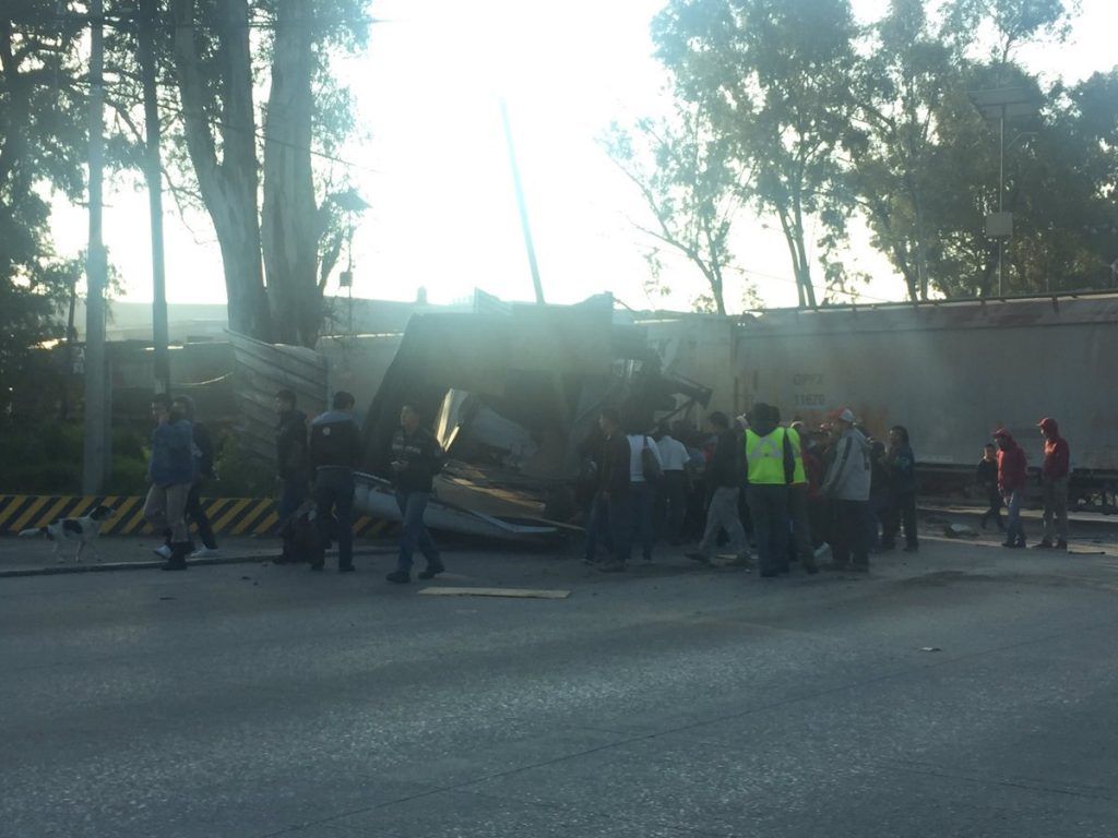 Choque entre tráiler y tren deja 3 lesionados en Puebla - choque-trailer-puebla-1024x768