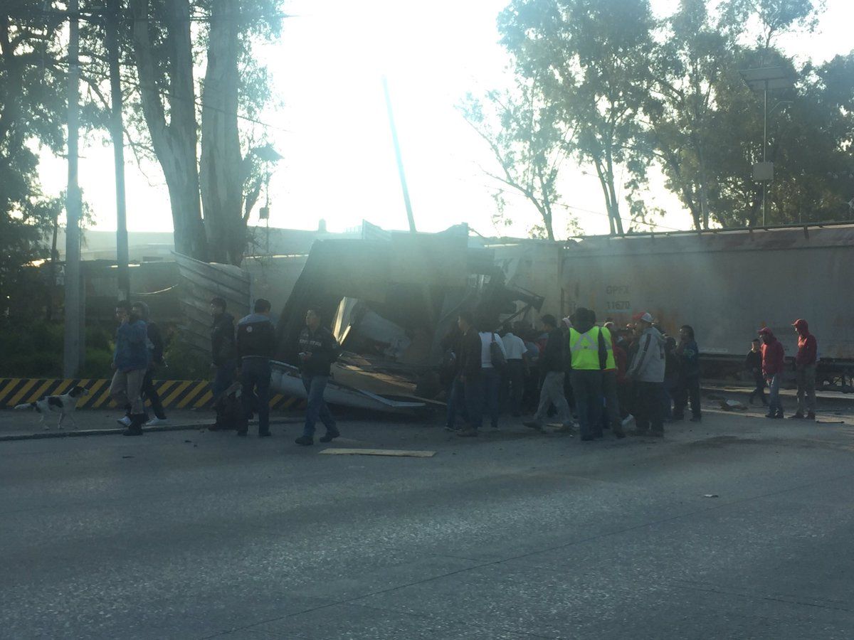 Choque entre tráiler y tren deja 3 lesionados en Puebla