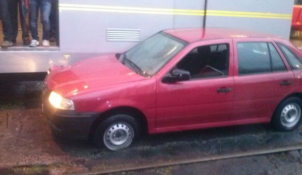 Choque entre auto y tren ligero deja un lesionado