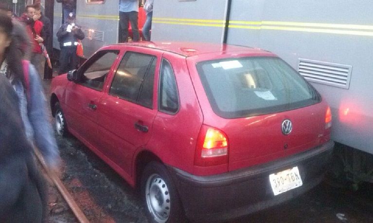 Choque entre auto y tren ligero deja un lesionado - choque-tren-ligero-coche