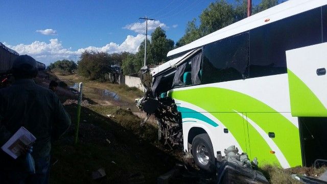 Tren impacta camión en Hidalgo y deja 21 heridos - choque-tren