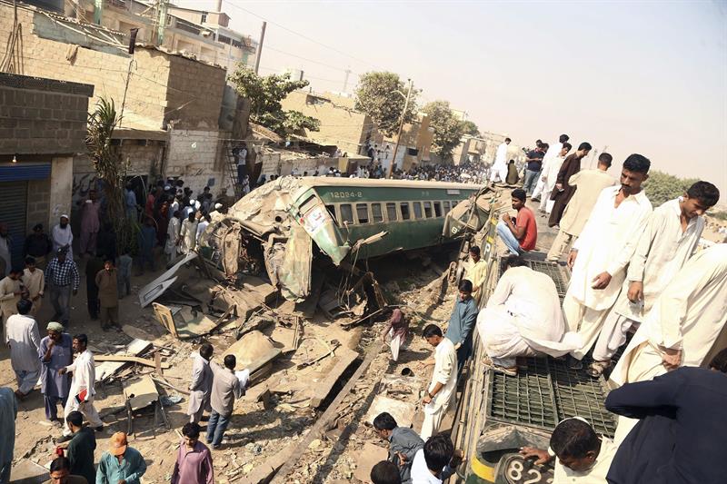 Choque de trenes en Pakistán deja al menos 19 muertos - choque-trenes-pakistan
