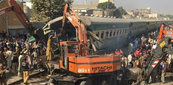 Choque de trenes en Pakistán deja al menos 19 muertos