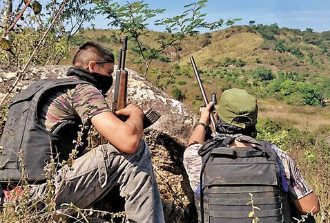 Enfrentamientos entre comunitarios deja un muerto en Guerrero - civiles-ocultan-monticulo-repeler-cualquier_MILIMA20161125_0032_11