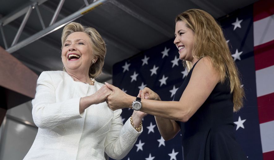 Hillary Clinton hace campaña con Alicia Machado - clinton-machado-2