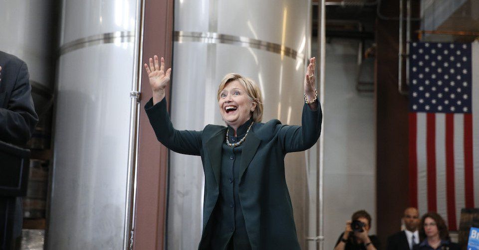 Clinton obtiene su primer victoria en las elecciones