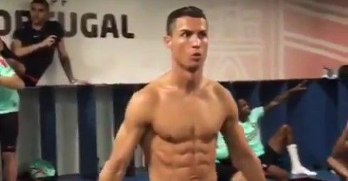 Video: Cristiano Ronaldo presume físico en ‘reto del maniquí’