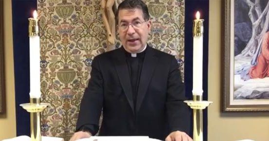 Cura usa feto de bebé abortado para apoyar a Donald Trump