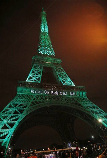Alumbran de verde la Torre Eiffel en honor al Acuerdo de París - d17d350af65b3537a90f6a70670056ad