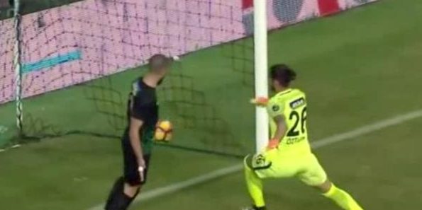 Video: portero quita pelota a su defensa y provoca autogol