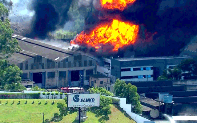 Explosión en fábrica deja 16 heridos en Brasil