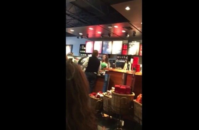 Video: simpatizante de Trump agrede a empleada de Starbucks