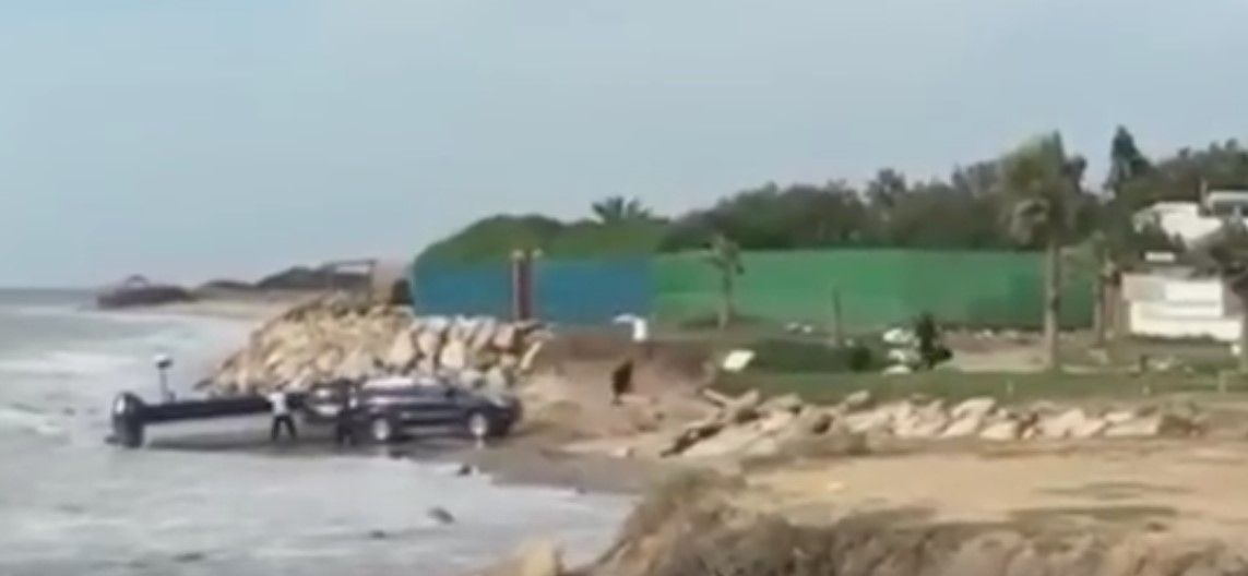 Video: captan a sujetos descargando droga de una lancha en España