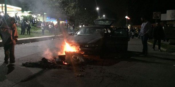 Video: empresarios en Veracruz queman auto para exigir pago