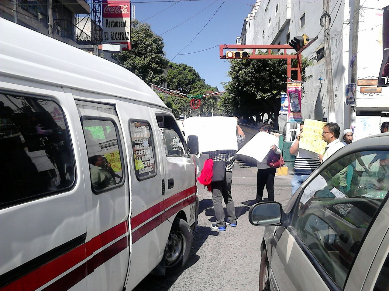 Profesores que pasaron evaluación bloquean centro de Chilpancingo