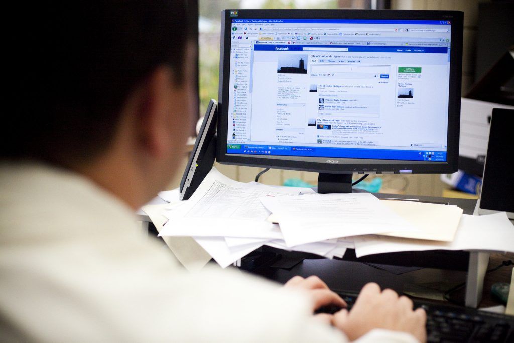 Cinco usos para el 'modo oculto' del navegador - facebook-trabajo-1024x683