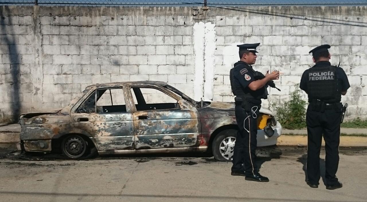 Hombres armados incendian taxi en Acapulco