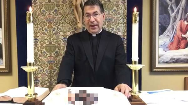 Cura usa feto de bebé abortado para apoyar a Donald Trump - feto-cura