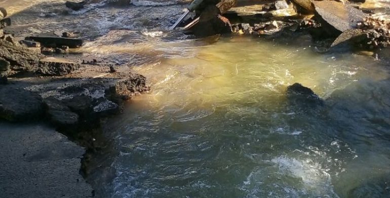 Fuga de agua en ducto de Cutzamala afectará a 3 municipios del Edomex