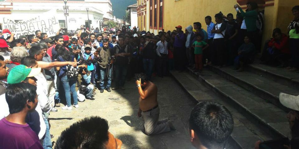 Golpean y dejan semidesnudo a funcionario municipal de Chiapas