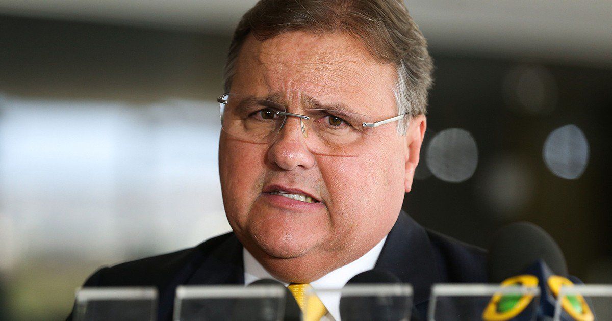 Dimite ministro brasileño tras escándalo de corrupción