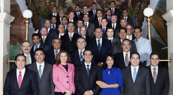 Interpol emite 7 fichas rojas y 12 azules contra colaboradores de Padrés