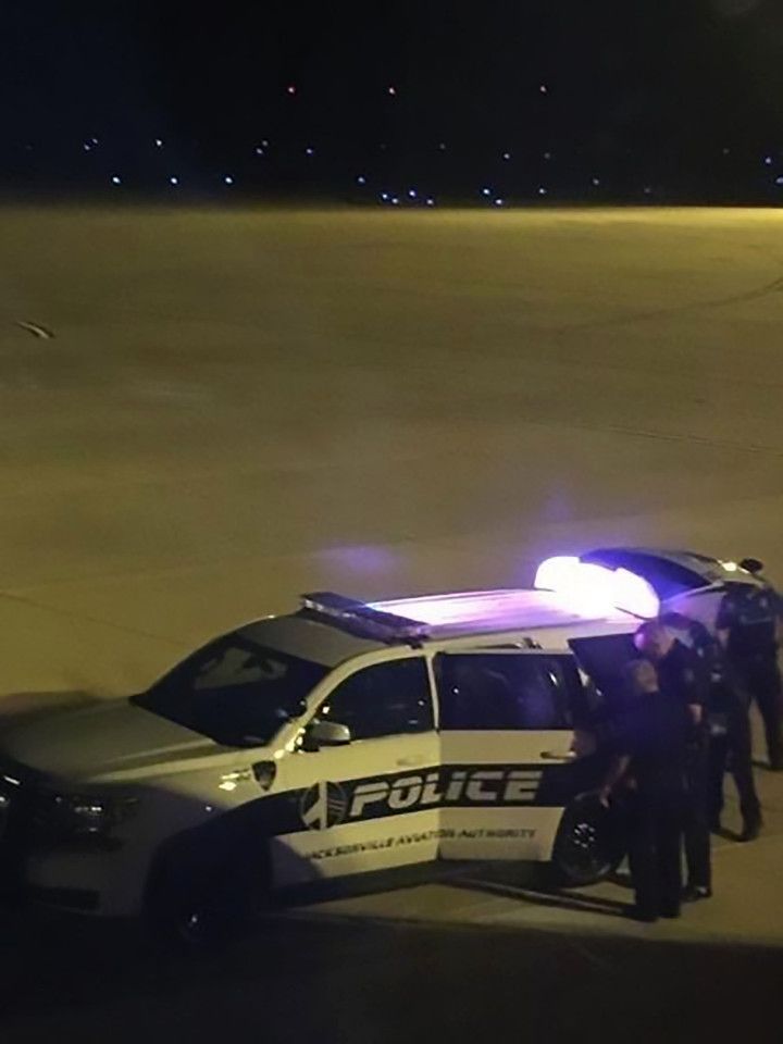 Residente mexicano es detenido por amenazar de muerte a pasajeros durante vuelo - gee-I