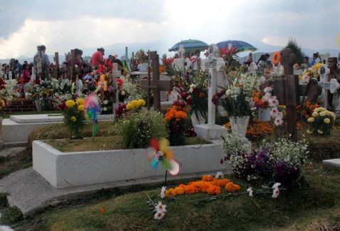 Balean a un hombre y a un niño en panteón del Estado de México