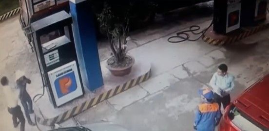 Video: hombre golpea a despachadora de gasolina