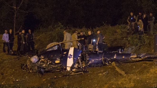 Mueren 4 policías al desplomarse su helicóptero en Brasil