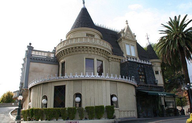 Muere hija del mago Jonathan Pendragon tras caer de un edificio - hija-mago-Jonathan-Pendragon-castillo-e1480180994566