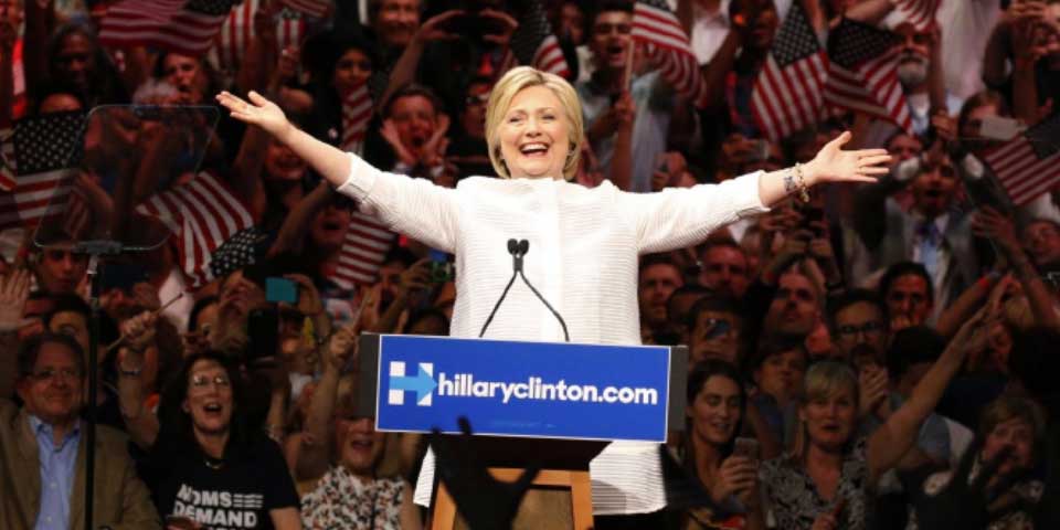 Ex presidenta de Comité Demócrata acusa a campaña de Clinton