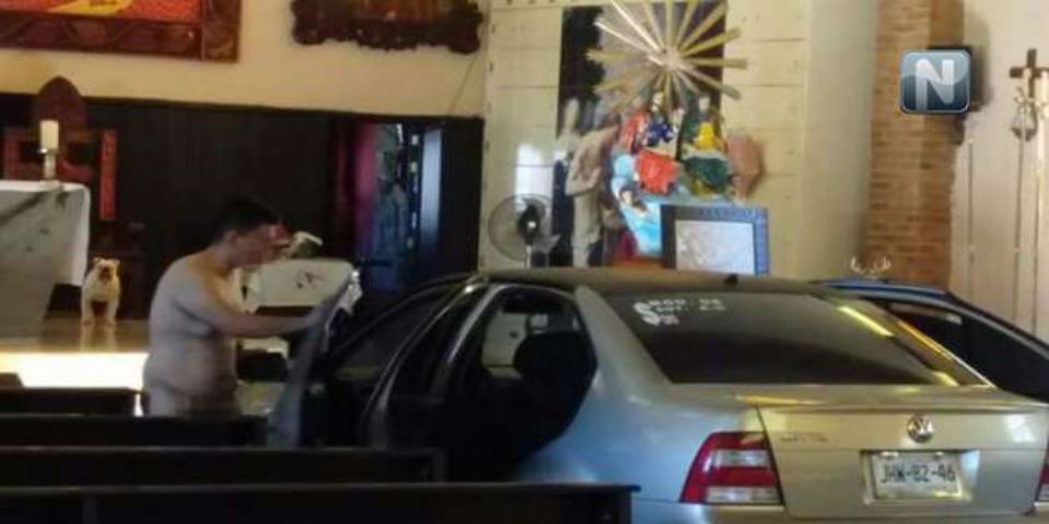 Video: hombre desnudo irrumpe en iglesia con todo y automóvil