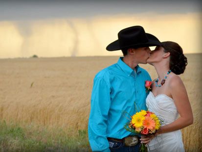 Video: tornados aparecen en boda - ht_tornado_wedding_2_kb_120522_main