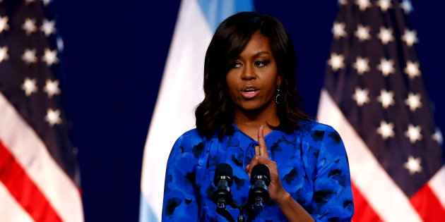 Suspenden a mujer que llamó a Michelle Obama “simia en tacones” Suspenden a mujer que llamó a Michelle Obama “simia en tacones”