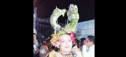 Peinado con iguanas vivas genera polémica