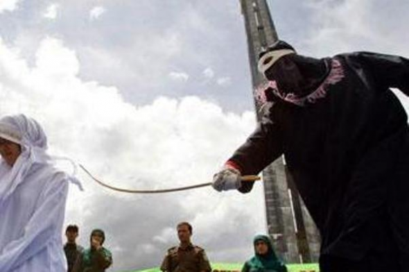 Condenan a latigazos a dos mujeres en Arabia Saudita por mal lenguaje