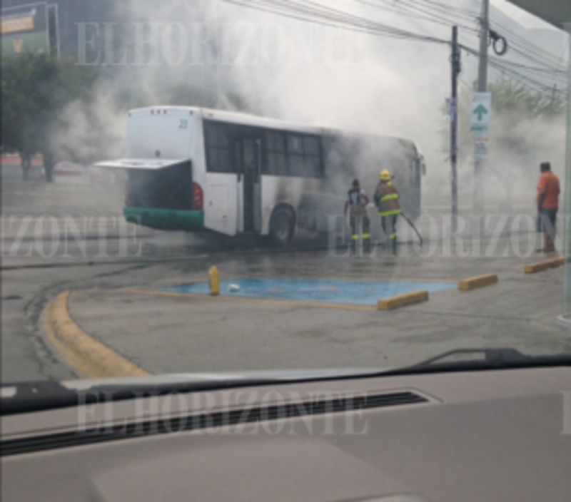 Se incendia camión en Monterrey - incendio-camion-lazaro-cardenas-2