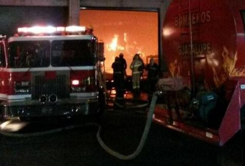Se incendia fábrica de cartón en Nuevo León