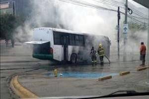 Se incendia camión en Monterrey