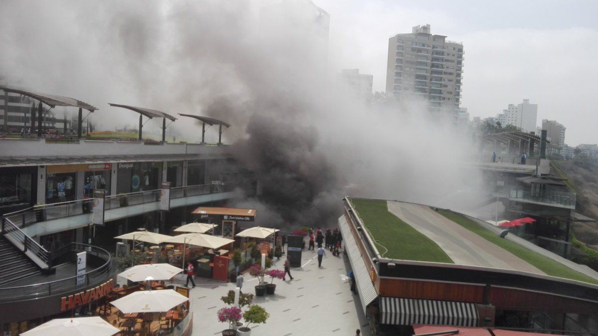 Video: incendio en centro comercial deja 5 muertos en Perú
