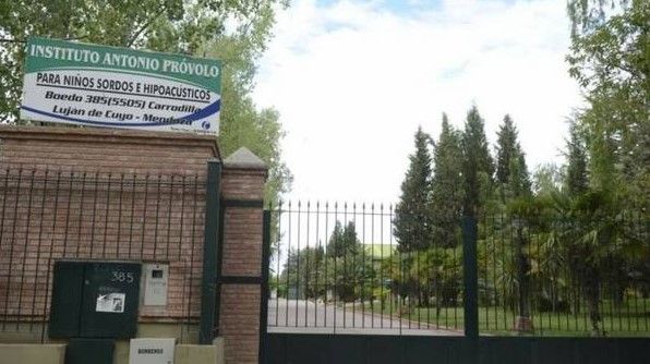 Detienen a dos curas por abusos en instituto de niños sordos Detienen a dos curas por abusos en instituto de niños sordos