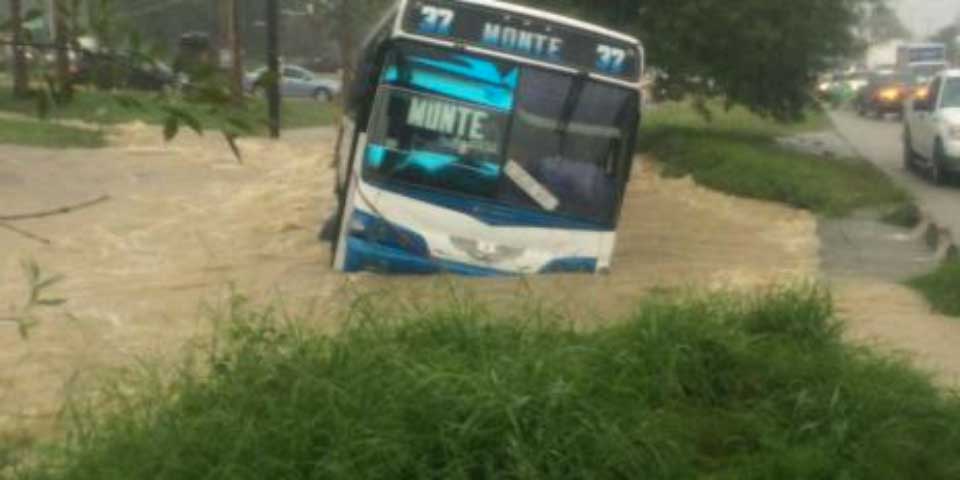 Lluvias provocan caos en Monterrey y área metropolitana