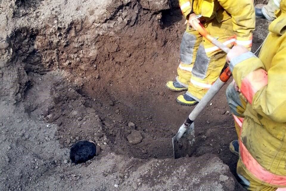 Talud sepulta a hombre que construía su casa