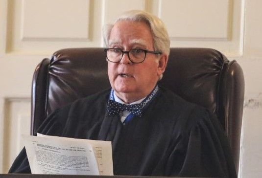 Mujer con anorexia se niega a comer y la ley no la obligará