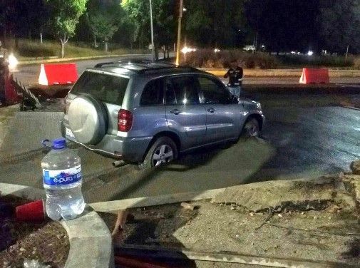 Mujer se hunde en cemento fresco por no respetar señalamientos - ladyconcreto