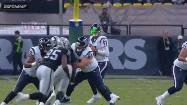 Mariscal de los texanos se quejó por láser en el Azteca